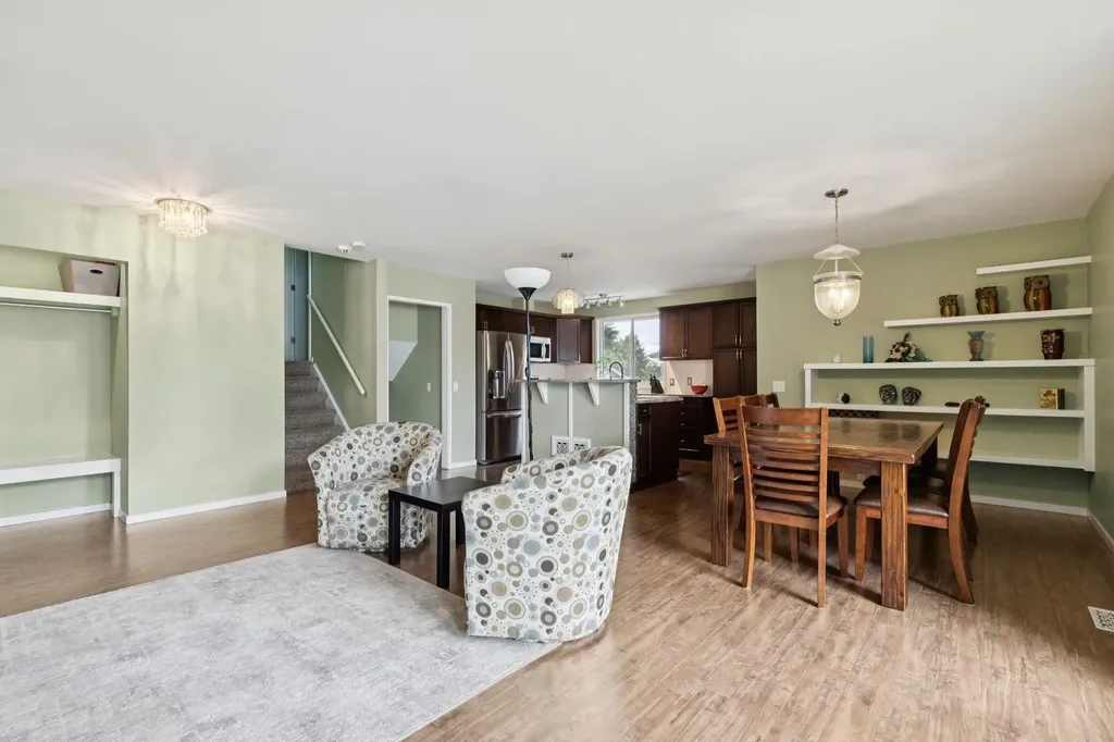 28 Cantrell Bay SW Calgary AB T2W 2C2