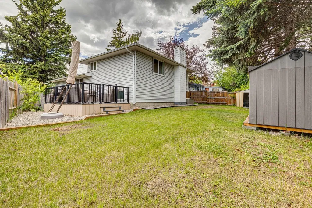 28 Cantrell Bay SW Calgary AB T2W 2C2