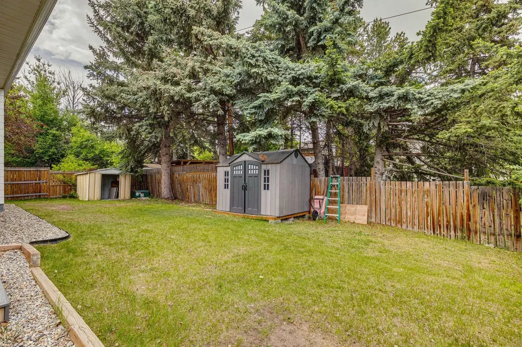 28 Cantrell Bay SW Calgary AB T2W 2C2