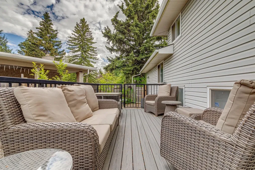 28 Cantrell Bay SW Calgary AB T2W 2C2