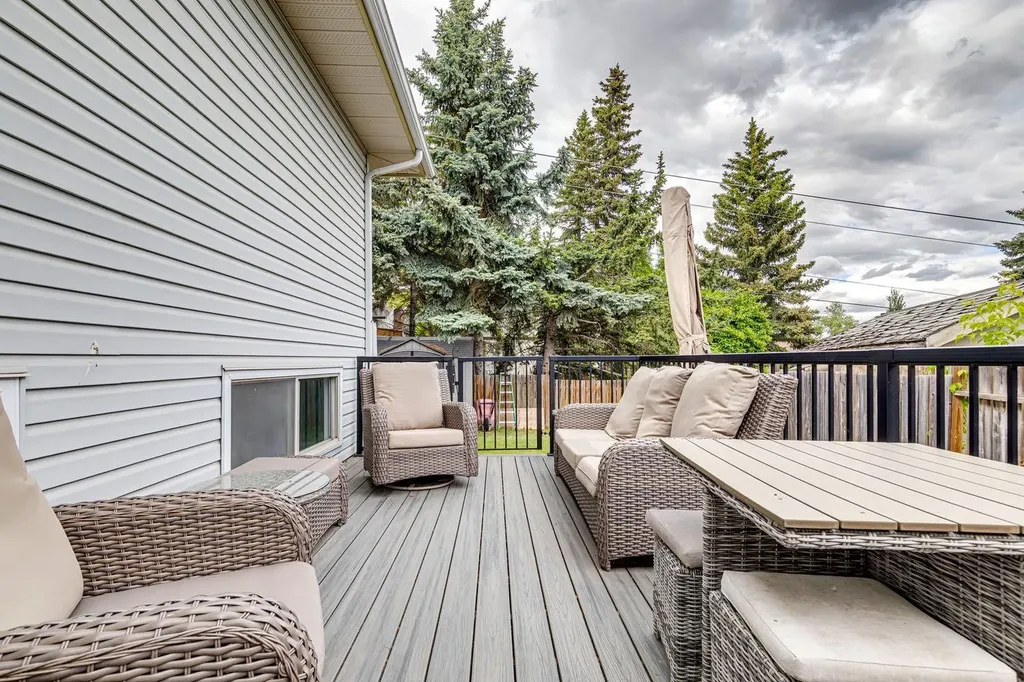 28 Cantrell Bay SW Calgary AB T2W 2C2