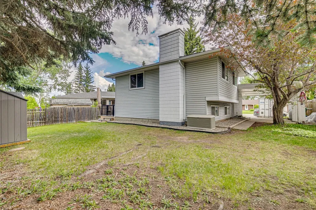 28 Cantrell Bay SW Calgary AB T2W 2C2