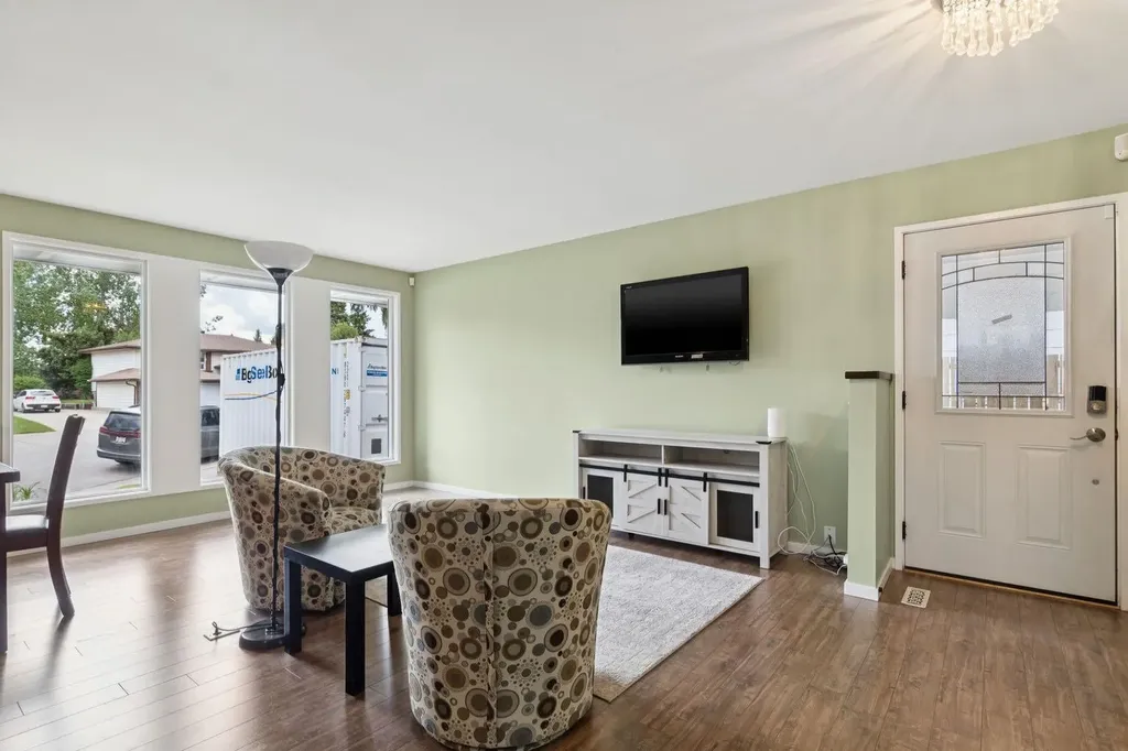28 Cantrell Bay SW Calgary AB T2W 2C2