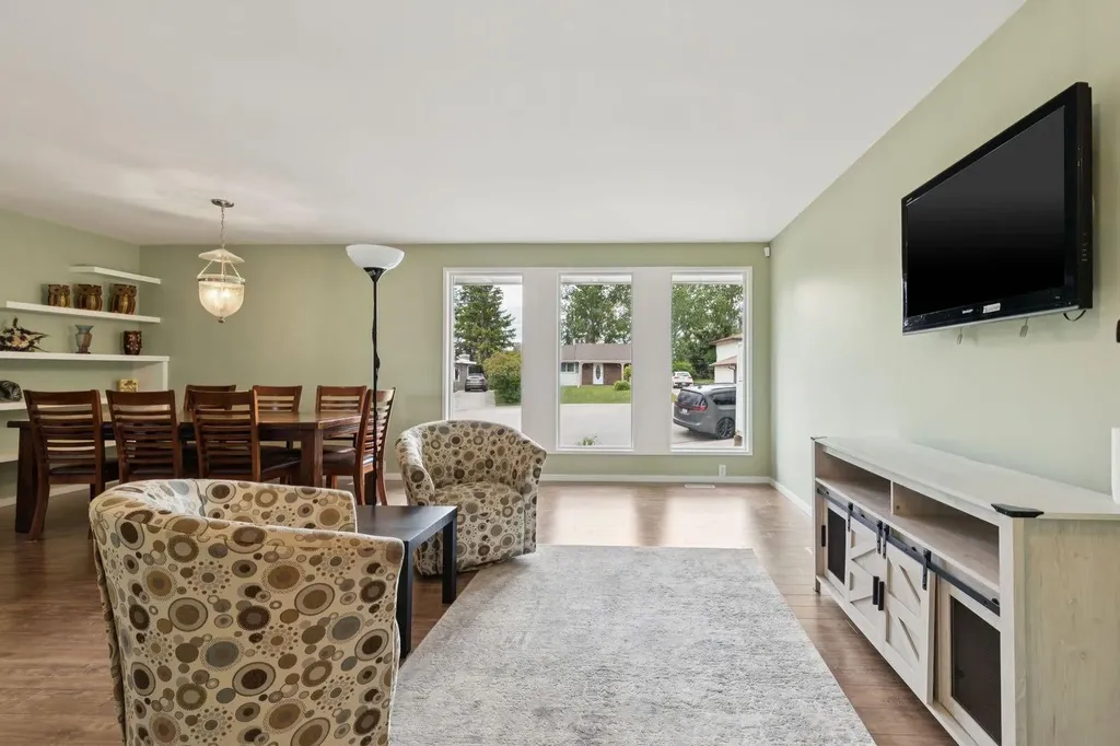 28 Cantrell Bay SW Calgary AB T2W 2C2