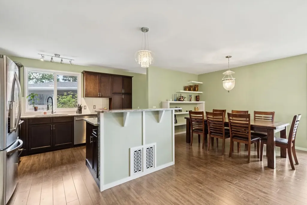 28 Cantrell Bay SW Calgary AB T2W 2C2
