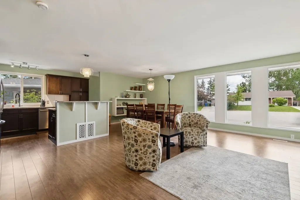 28 Cantrell Bay SW Calgary AB T2W 2C2