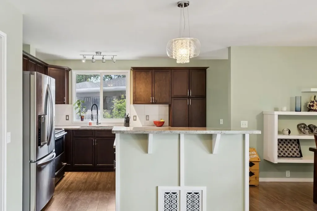 28 Cantrell Bay SW Calgary AB T2W 2C2