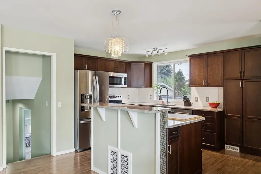 28 Cantrell Bay SW Calgary AB T2W 2C2