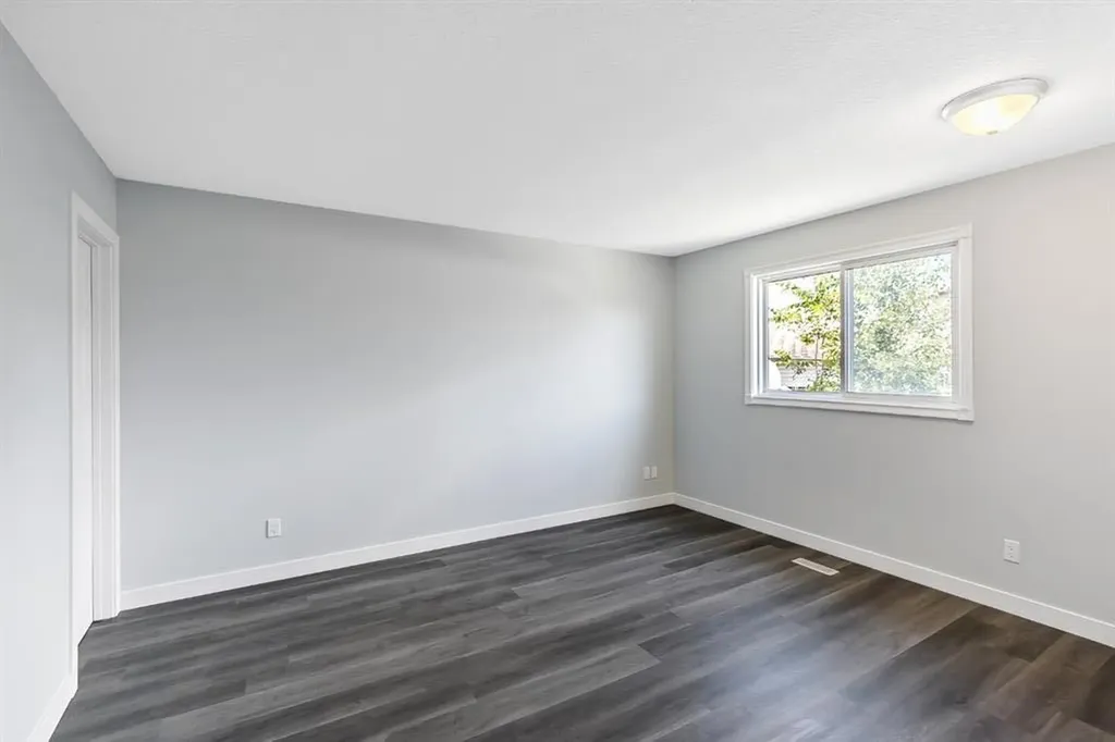 4528 40 Street NE Calgary AB T3K 1M4