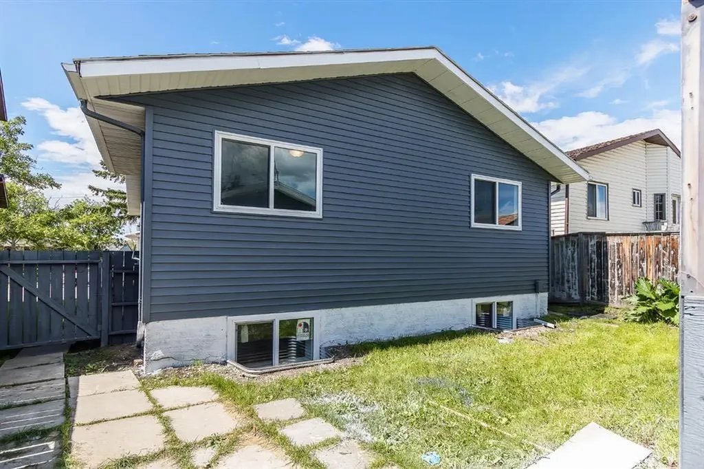 4528 40 Street NE Calgary AB T3K 1M4