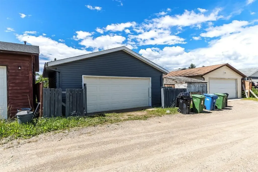 4528 40 Street NE Calgary AB T3K 1M4