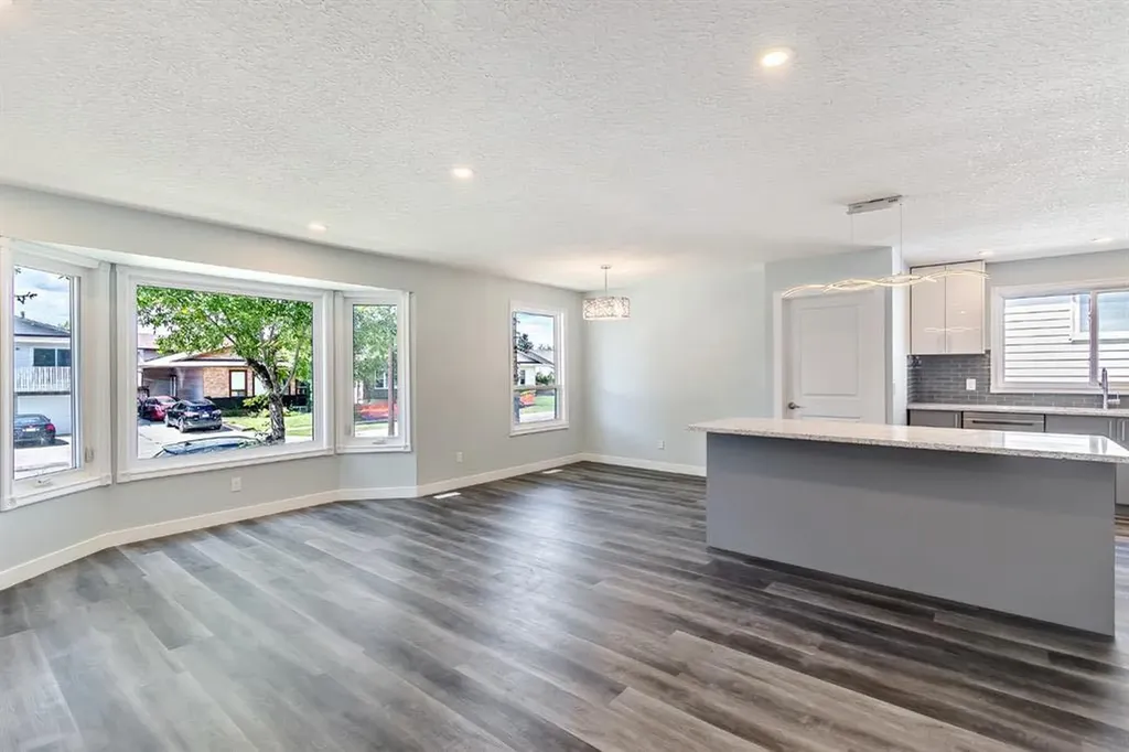 4528 40 Street NE Calgary AB T3K 1M4