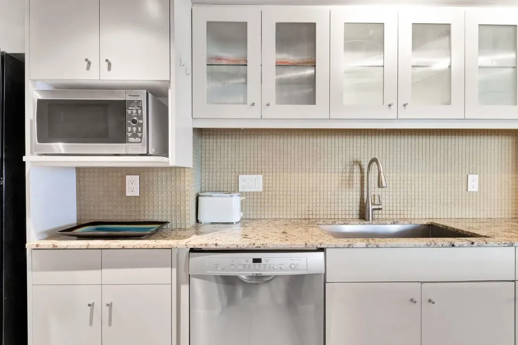 1304 15 Avenue SW Calgary AB T3C 0X7
