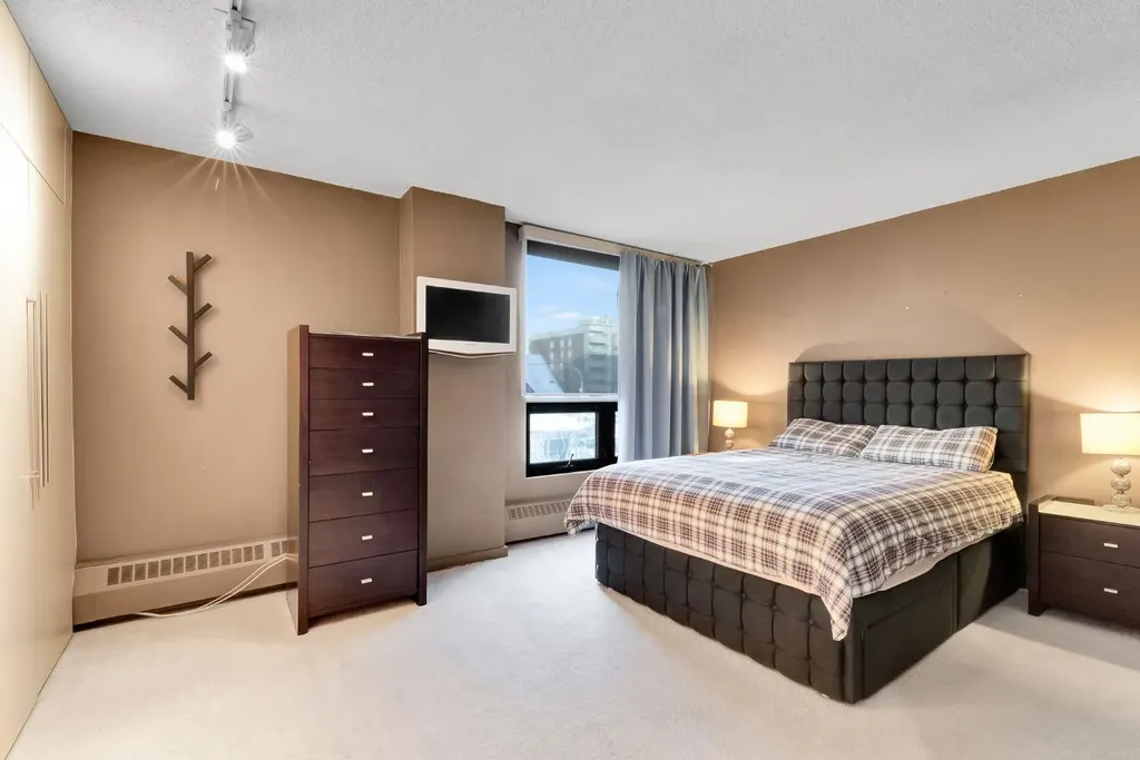 1304 15 Avenue SW Calgary AB T3C 0X7