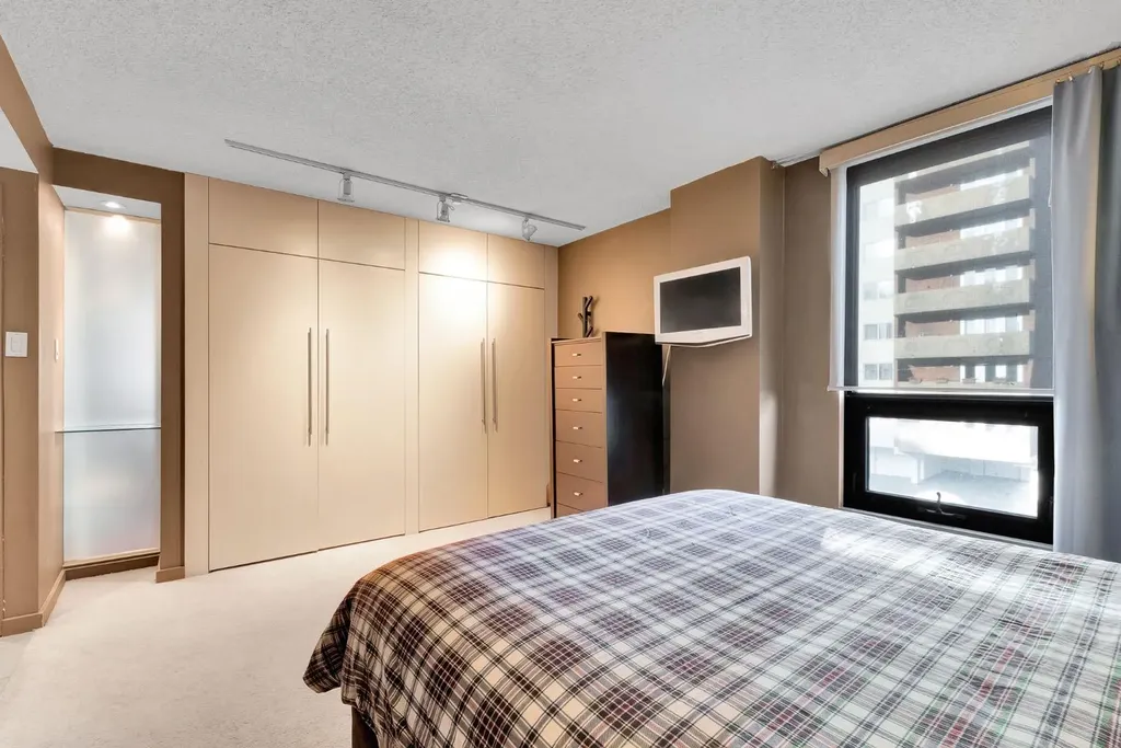 1304 15 Avenue SW Calgary AB T3C 0X7