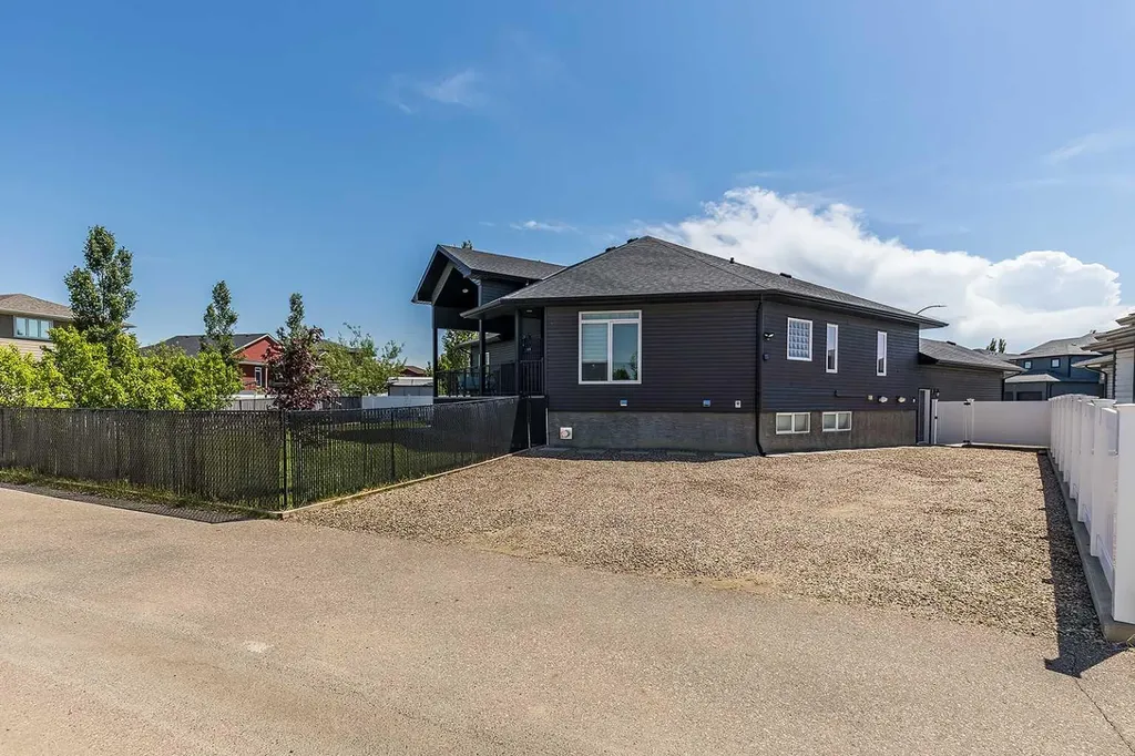 452 Somerside Place SE Medicine Hat AB T1B 0N5