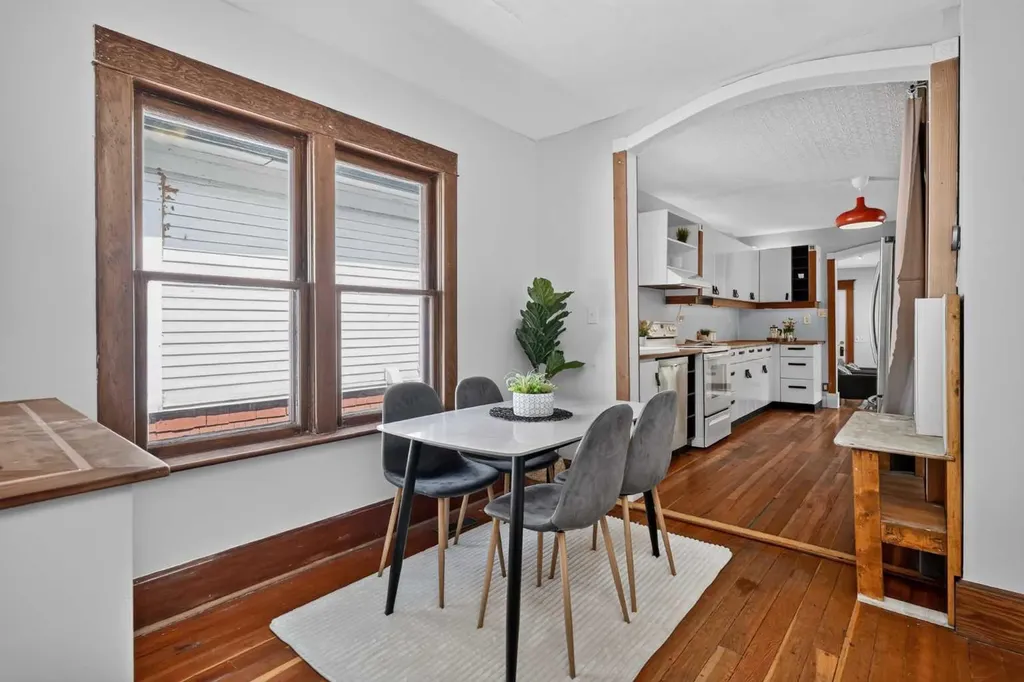 728 4a Street NW Calgary AB T2N 1P5