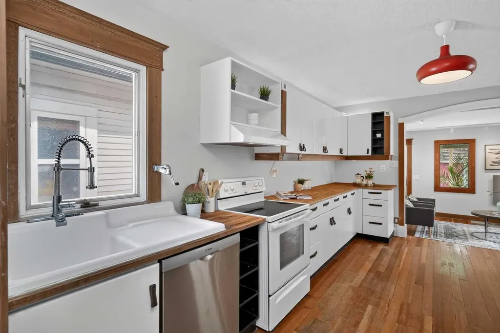 728 4a Street NW Calgary AB T2N 1P5