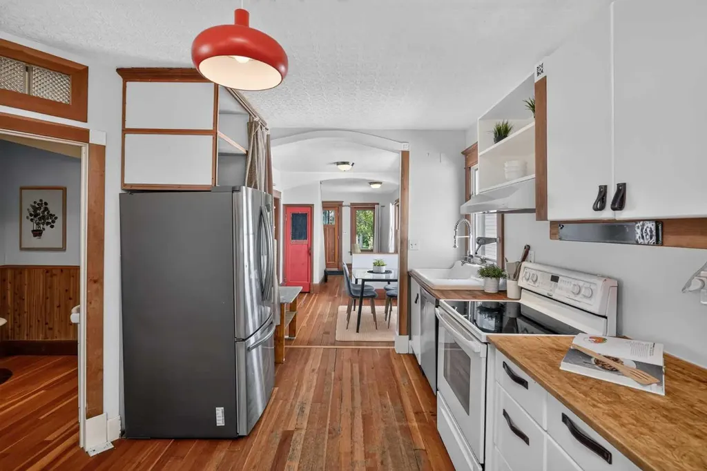 728 4a Street NW Calgary AB T2N 1P5