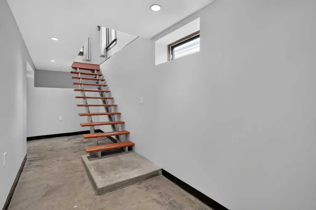728 4a Street NW Calgary AB T2N 1P5