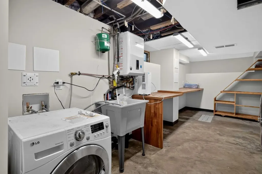 728 4a Street NW Calgary AB T2N 1P5