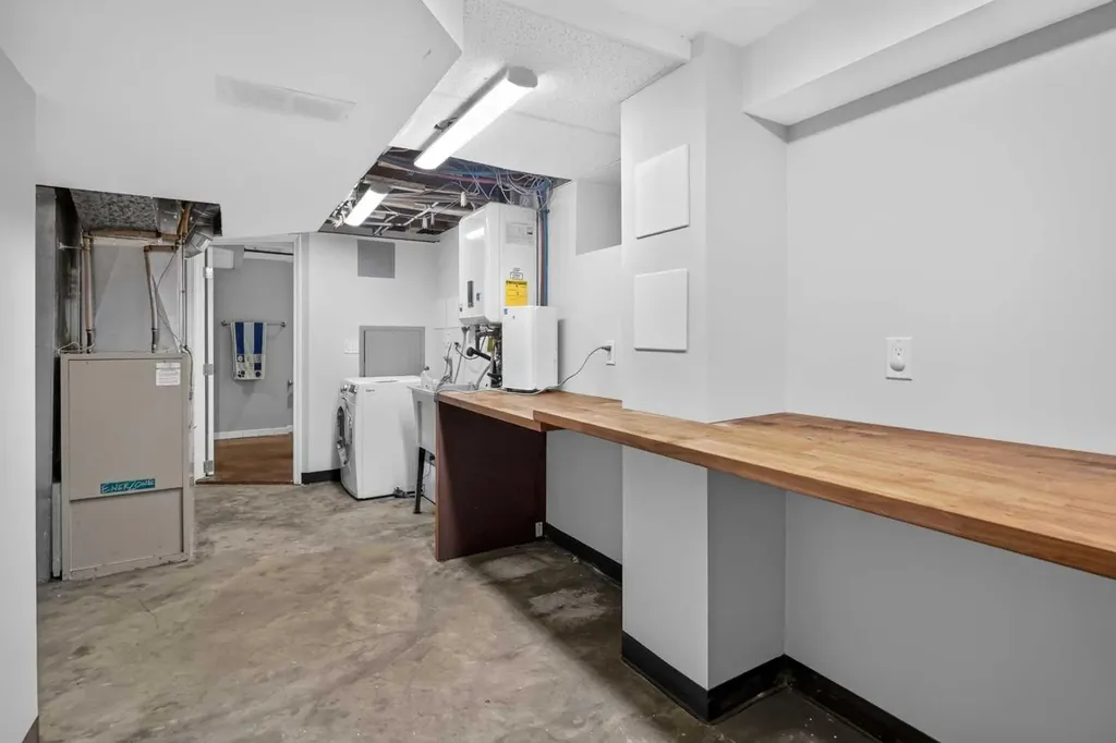 728 4a Street NW Calgary AB T2N 1P5