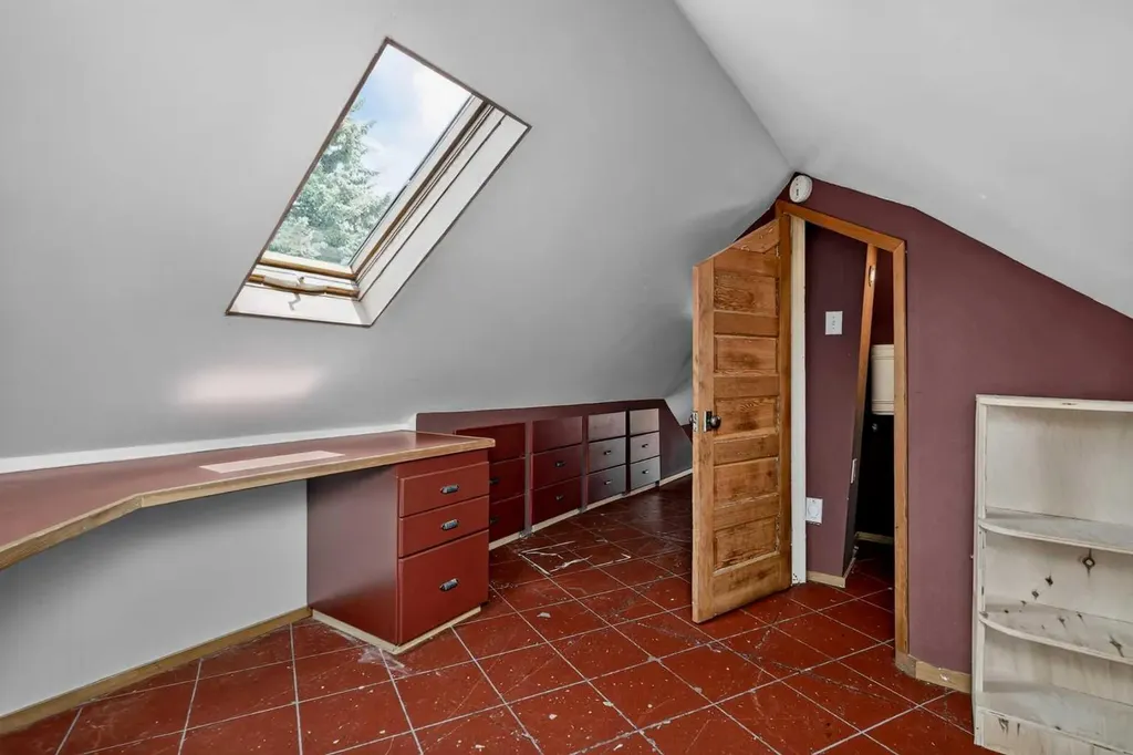 728 4a Street NW Calgary AB T2N 1P5