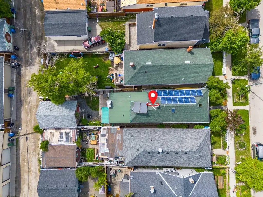 728 4a Street NW Calgary AB T2N 1P5