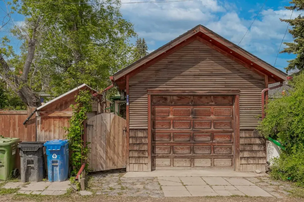 728 4a Street NW Calgary AB T2N 1P5