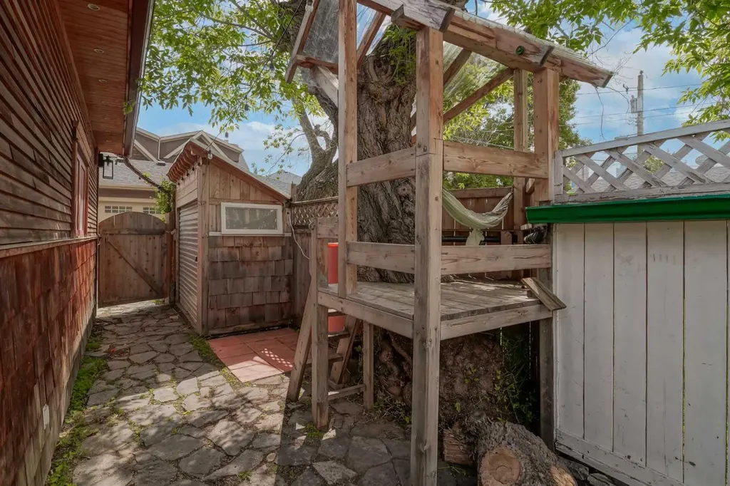 728 4a Street NW Calgary AB T2N 1P5