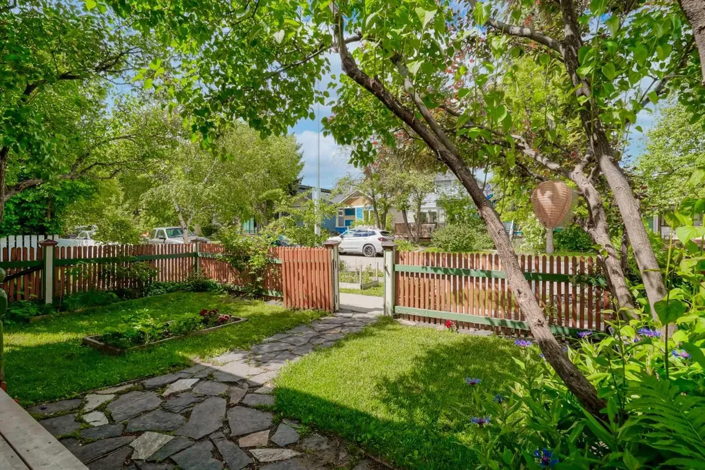 728 4a Street NW Calgary AB T2N 1P5
