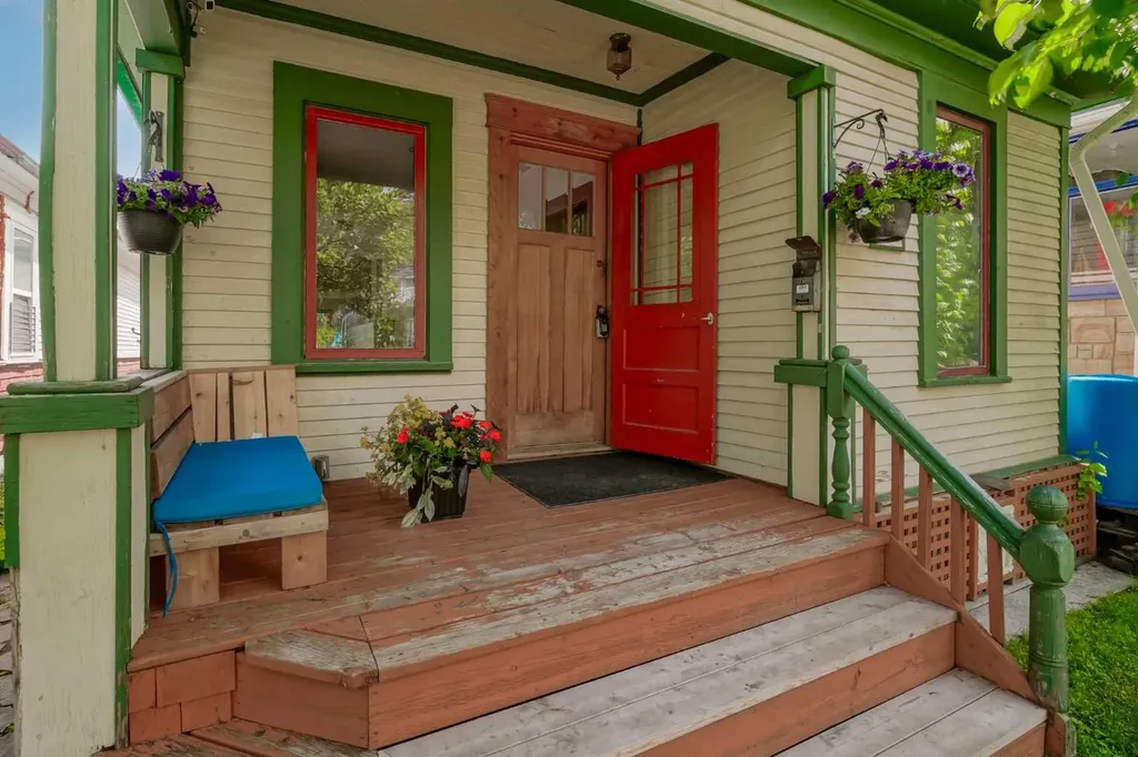 728 4a Street NW Calgary AB T2N 1P5