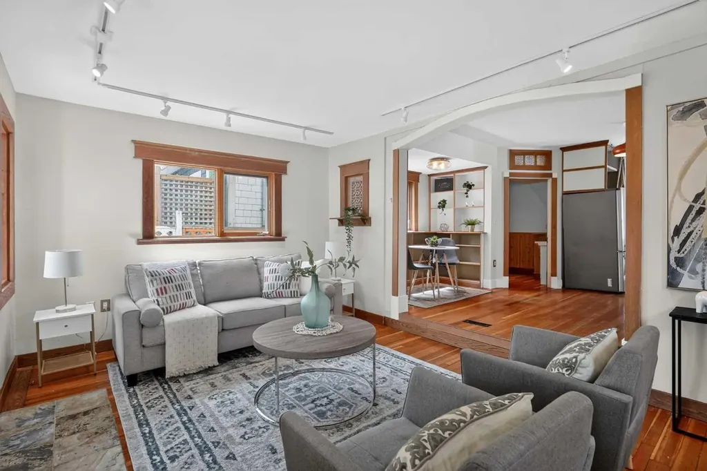 728 4a Street NW Calgary AB T2N 1P5