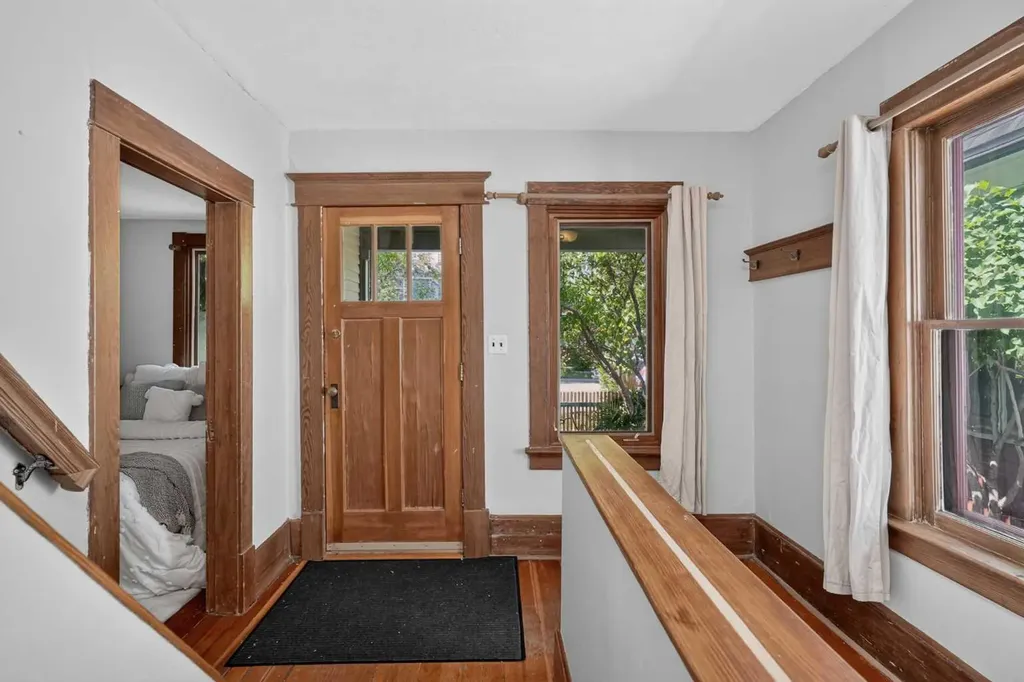 728 4a Street NW Calgary AB T2N 1P5