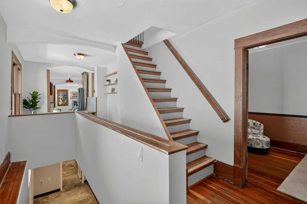 728 4a Street NW Calgary AB T2N 1P5