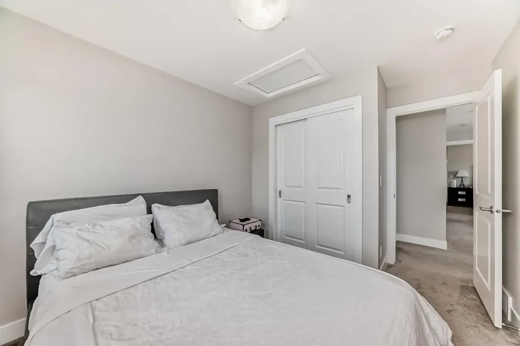 8 Yorkville Link SW Calgary AB T2X4K4