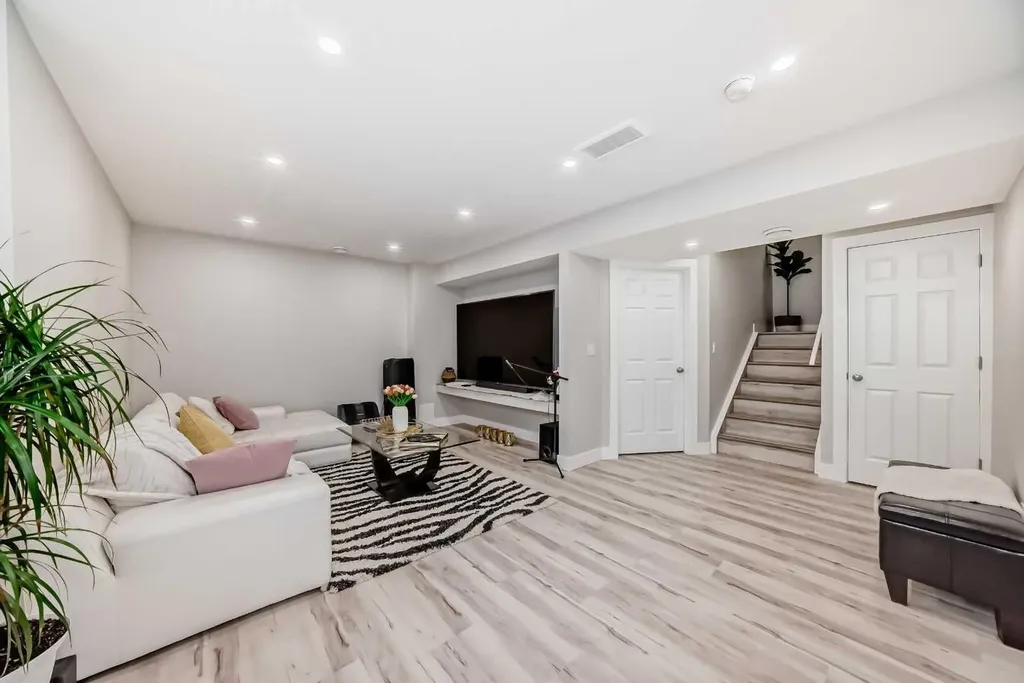 8 Yorkville Link SW Calgary AB T2X4K4