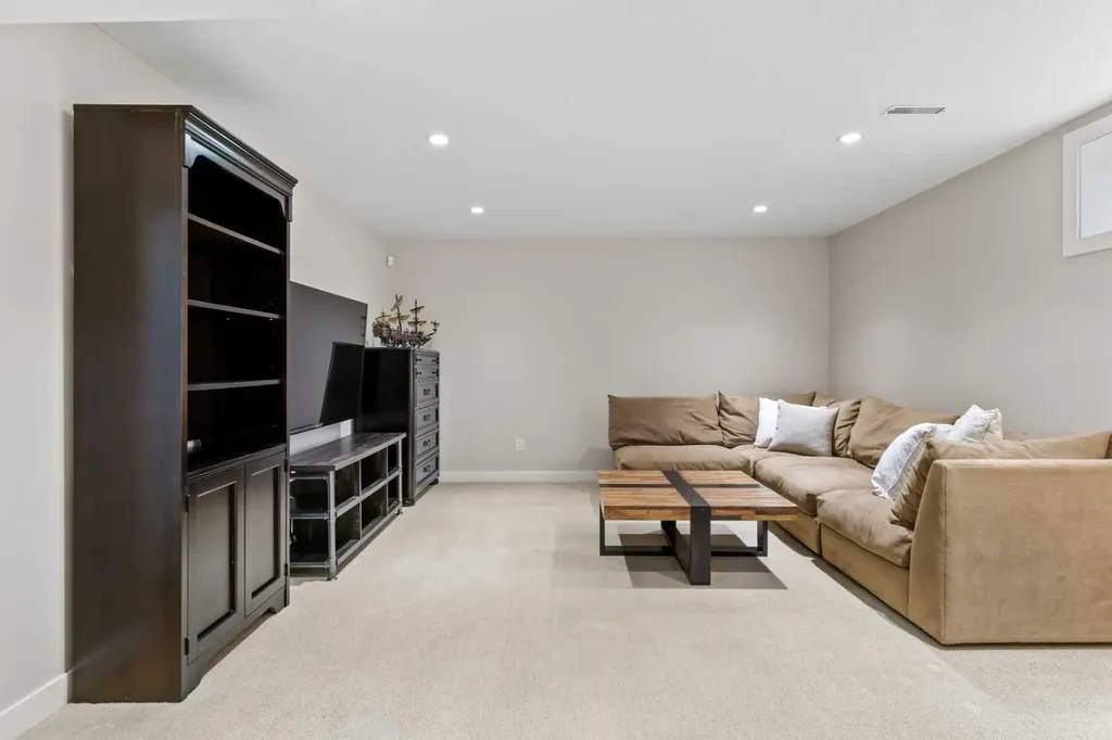 95 Aspen Stone Terrace SW Calgary AB T3H5Z2