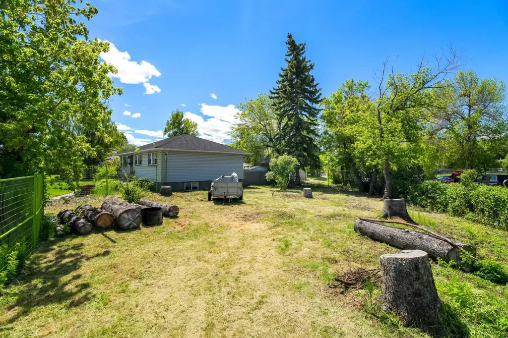 2747 Morley Trail NW Calgary AB T2M 4G7
