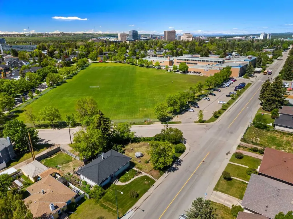 2747 Morley Trail NW Calgary AB T2M 4G7