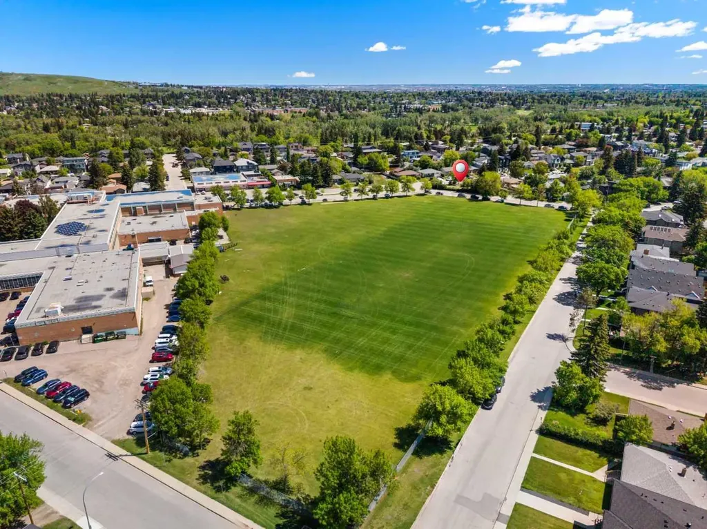 2747 Morley Trail NW Calgary AB T2M 4G7