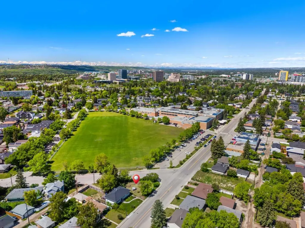 2747 Morley Trail NW Calgary AB T2M 4G7