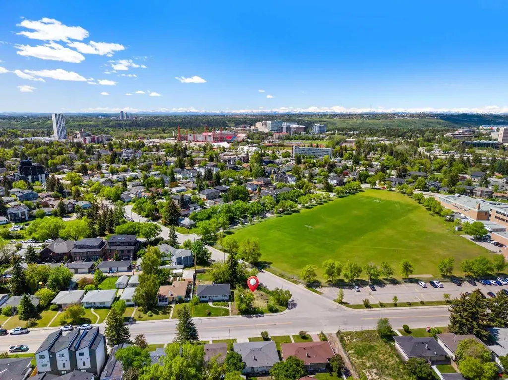 2747 Morley Trail NW Calgary AB T2M 4G7