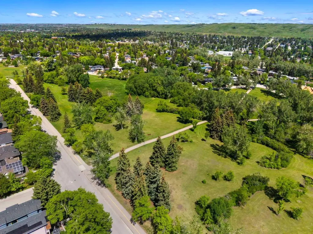 2747 Morley Trail NW Calgary AB T2M 4G7