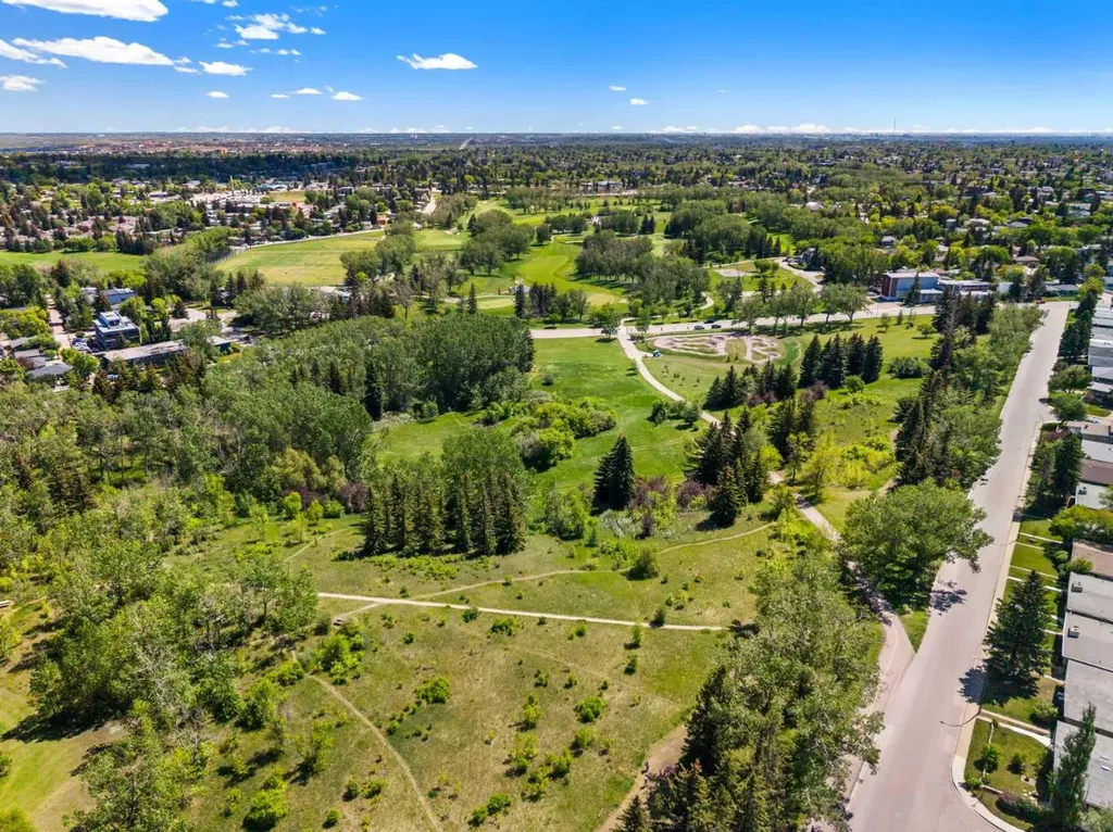 2747 Morley Trail NW Calgary AB T2M 4G7