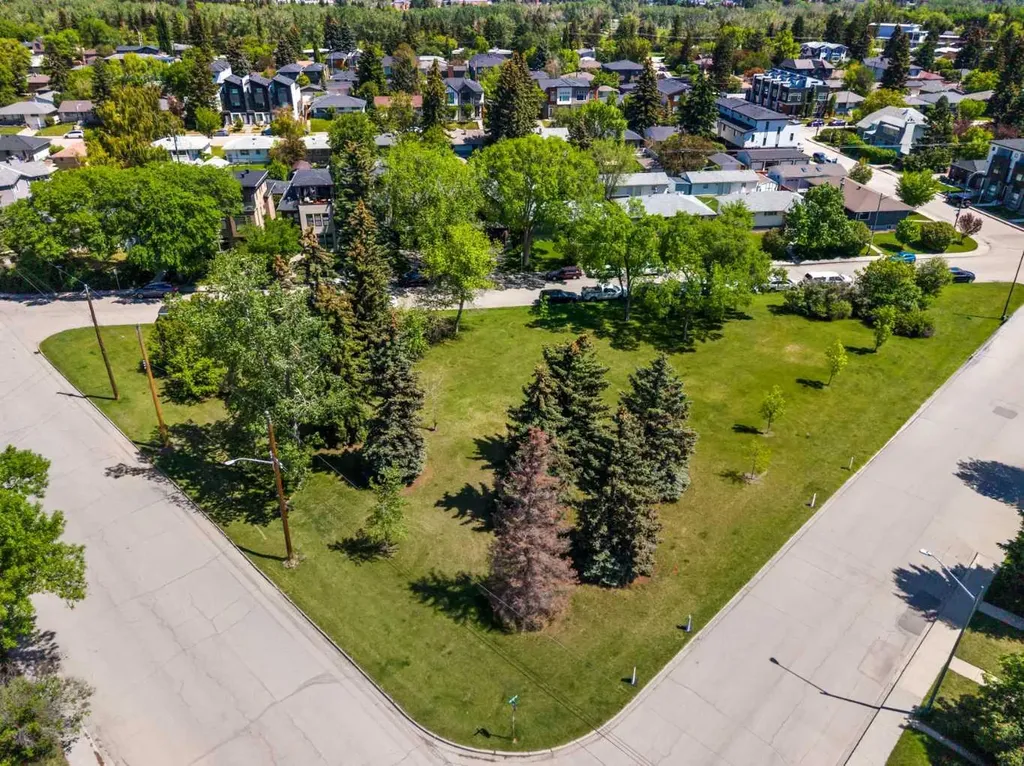 2747 Morley Trail NW Calgary AB T2M 4G7