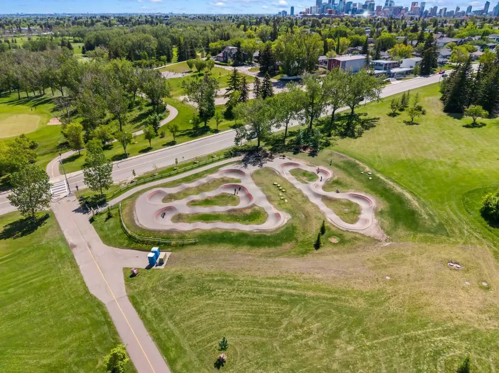 2747 Morley Trail NW Calgary AB T2M 4G7