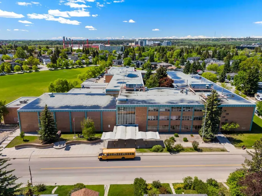 2747 Morley Trail NW Calgary AB T2M 4G7