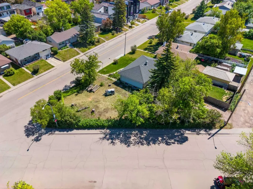 2747 Morley Trail NW Calgary AB T2M 4G7