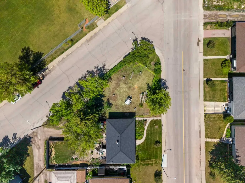 2747 Morley Trail NW Calgary AB T2M 4G7
